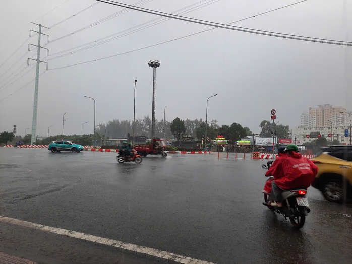 Bầu trời TP HCM tối sầm, mưa lớn trút xuống nhiều nơi- Ảnh 4.