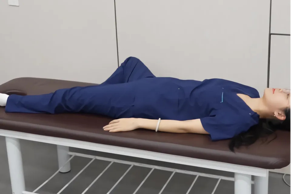 Ngủ ở 4 tư thế này ĐỪNG HỎI TẠI SAO cột sống sớm bị "hủy hoại": Nhiều người thích vì thoải mái- Ảnh 2.