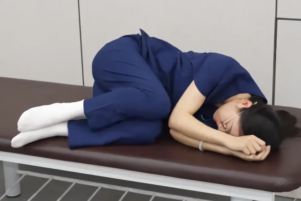 Ngủ ở 4 tư thế này ĐỪNG HỎI TẠI SAO cột sống sớm bị "hủy hoại": Nhiều người thích vì thoải mái- Ảnh 4.