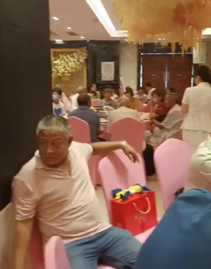 Bố mẹ bao khách sạn đãi tiệc mừng con trai đậu trường nghề, đọc băng rôn không ai dám coi thường- Ảnh 1. Bố mẹ bao khách sạn đãi tiệc mừng con trai đậu trường nghề, đọc băng rôn không ai dám coi thường- Ảnh 1.