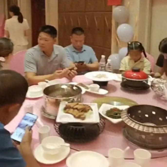 Bố mẹ bao khách sạn đãi tiệc mừng con trai đậu trường nghề, đọc băng rôn không ai dám coi thường- Ảnh 2. Bố mẹ bao khách sạn đãi tiệc mừng con trai đậu trường nghề, đọc băng rôn không ai dám coi thường- Ảnh 2.