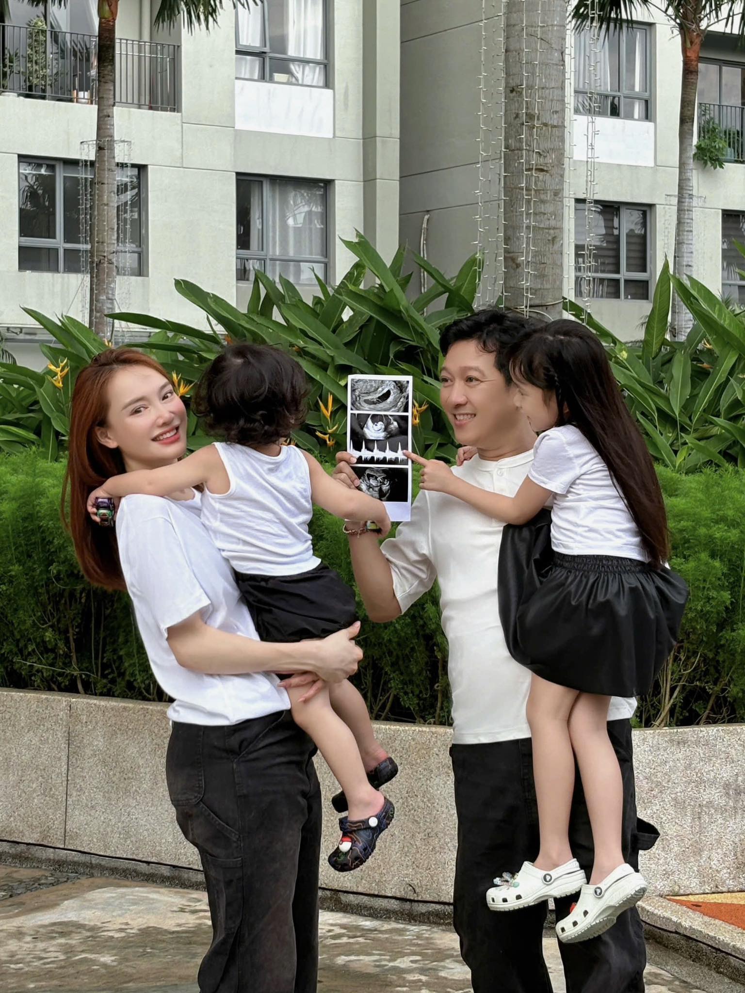 Lý do gì khiến Nhã Phương liên tục mang bầu, sinh con cùng Trường Giang?- Ảnh 1.