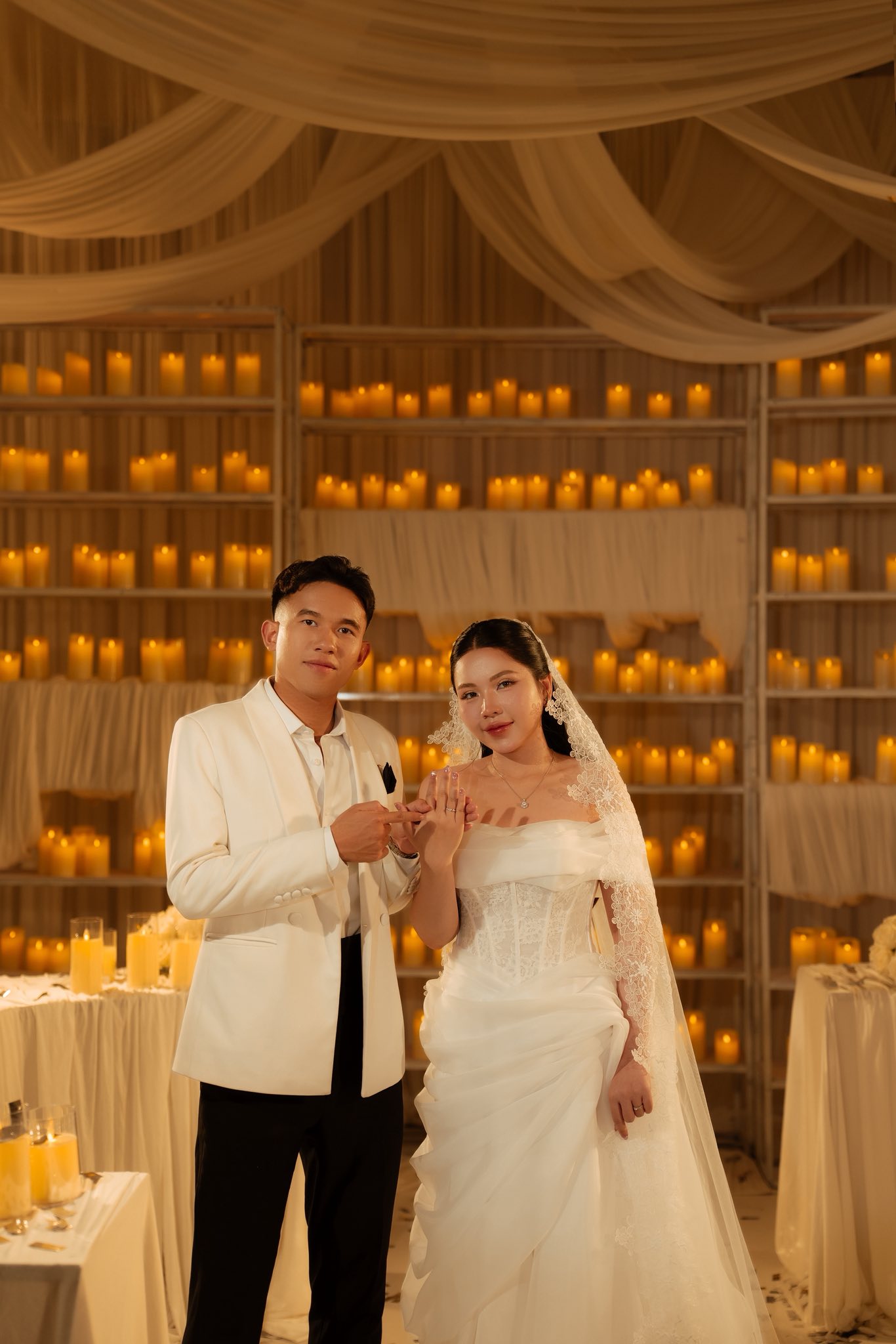 Ảnh cưới đẹp lung linh của tiền vệ ĐT Việt Nam và cô chủ tiệm vàng- Ảnh 1. Ảnh cưới đẹp lung linh của tiền vệ ĐT Việt Nam và cô chủ tiệm vàng- Ảnh 1.