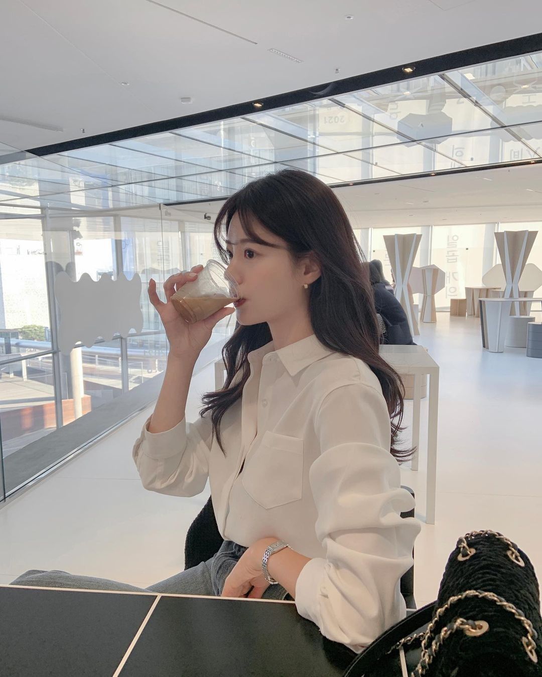 DeepSeek gợi ý: Con gái nên chọn nghề gì để vừa ổn định vừa dễ thăng tiến?- Ảnh 1.