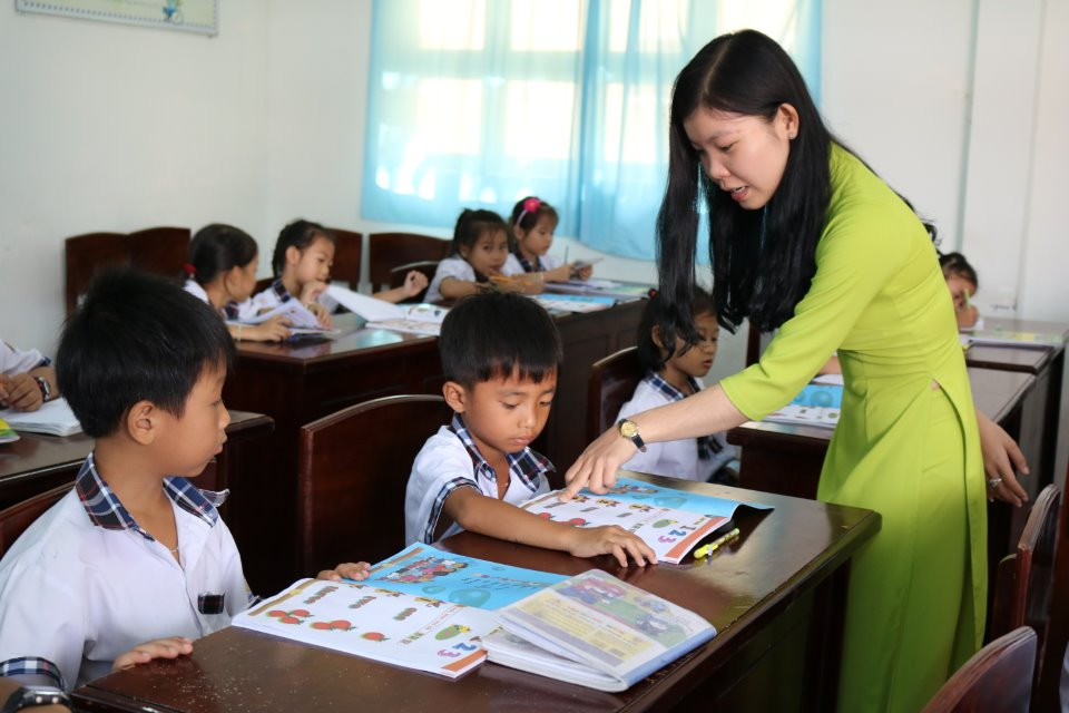 Hà Nội tuyển hơn 800 giáo viên, tỉ lệ cạnh tranh gay gắt- Ảnh 1.