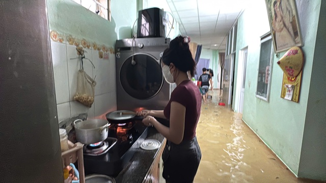 VIDEO: Bão số 10 Bualoi chưa tới, nước đã dâng ngập nhà dân- Ảnh 5.