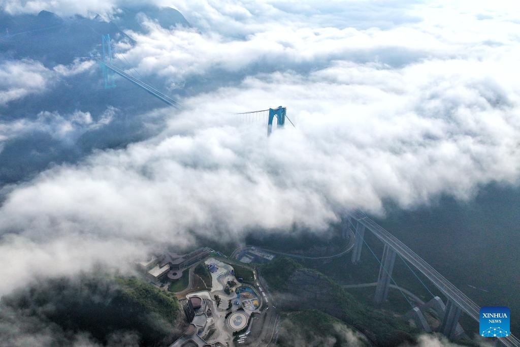 Cận cảnh cây cầu cao nhất thế giới, "chuẩn từng milimet” của Trung Quốc- Ảnh 4. Cận cảnh cây cầu cao nhất thế giới, "chuẩn từng milimet” của Trung Quốc- Ảnh 4.