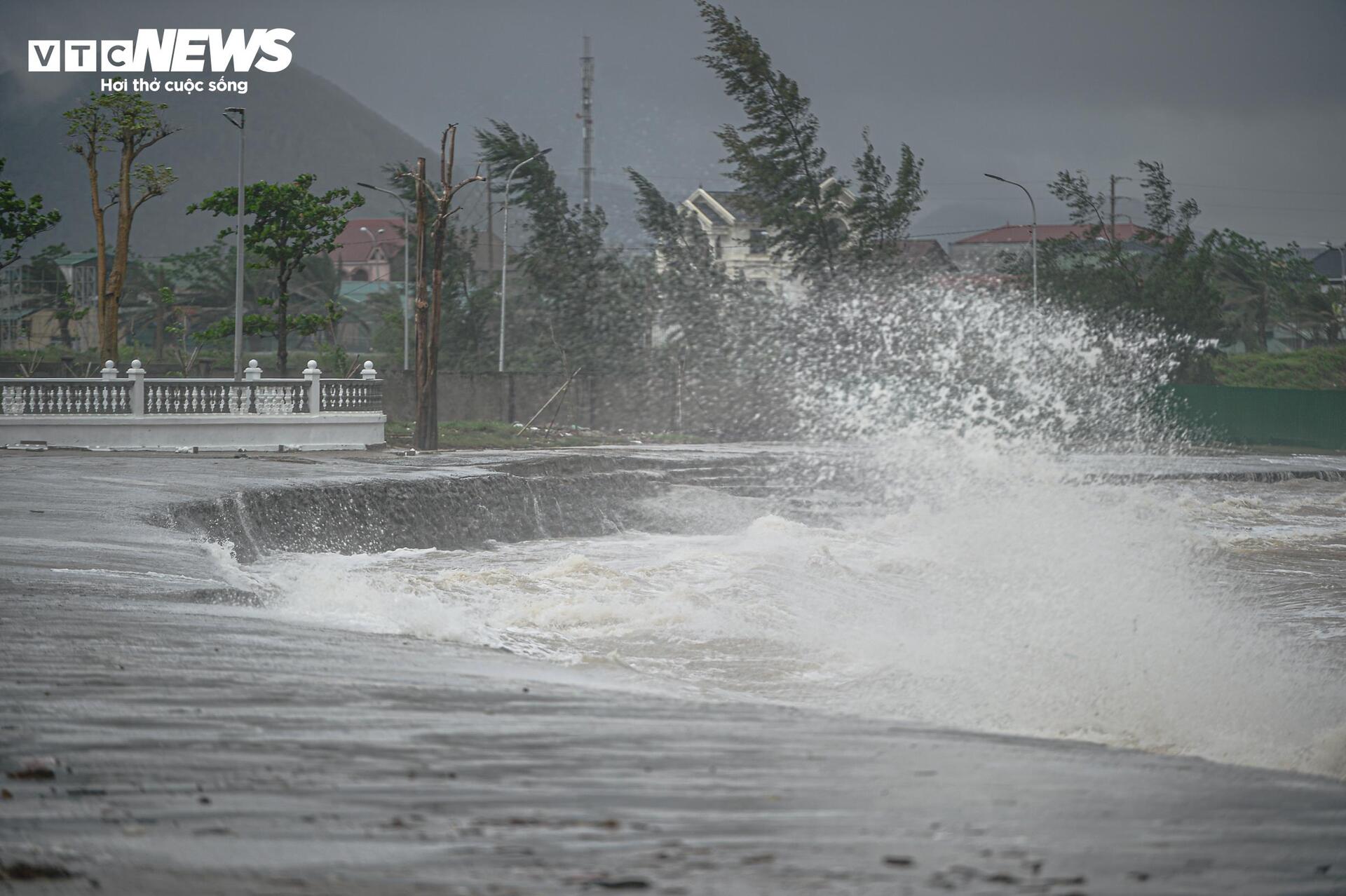 Cận cảnh sóng lớn uy hiếp bờ biển Nghệ An, Hà Tĩnh trước giờ bão Bualoi đổ bộ- Ảnh 6.