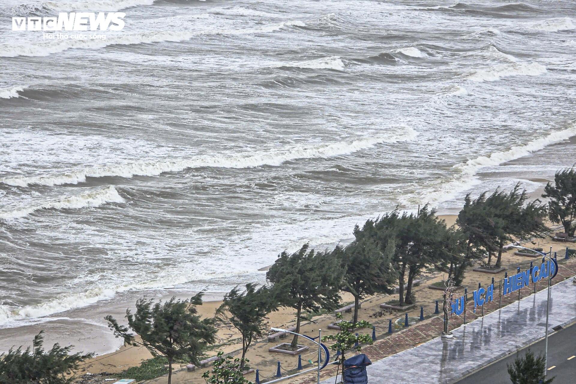 Cận cảnh sóng lớn uy hiếp bờ biển Nghệ An, Hà Tĩnh trước giờ bão Bualoi đổ bộ- Ảnh 12.