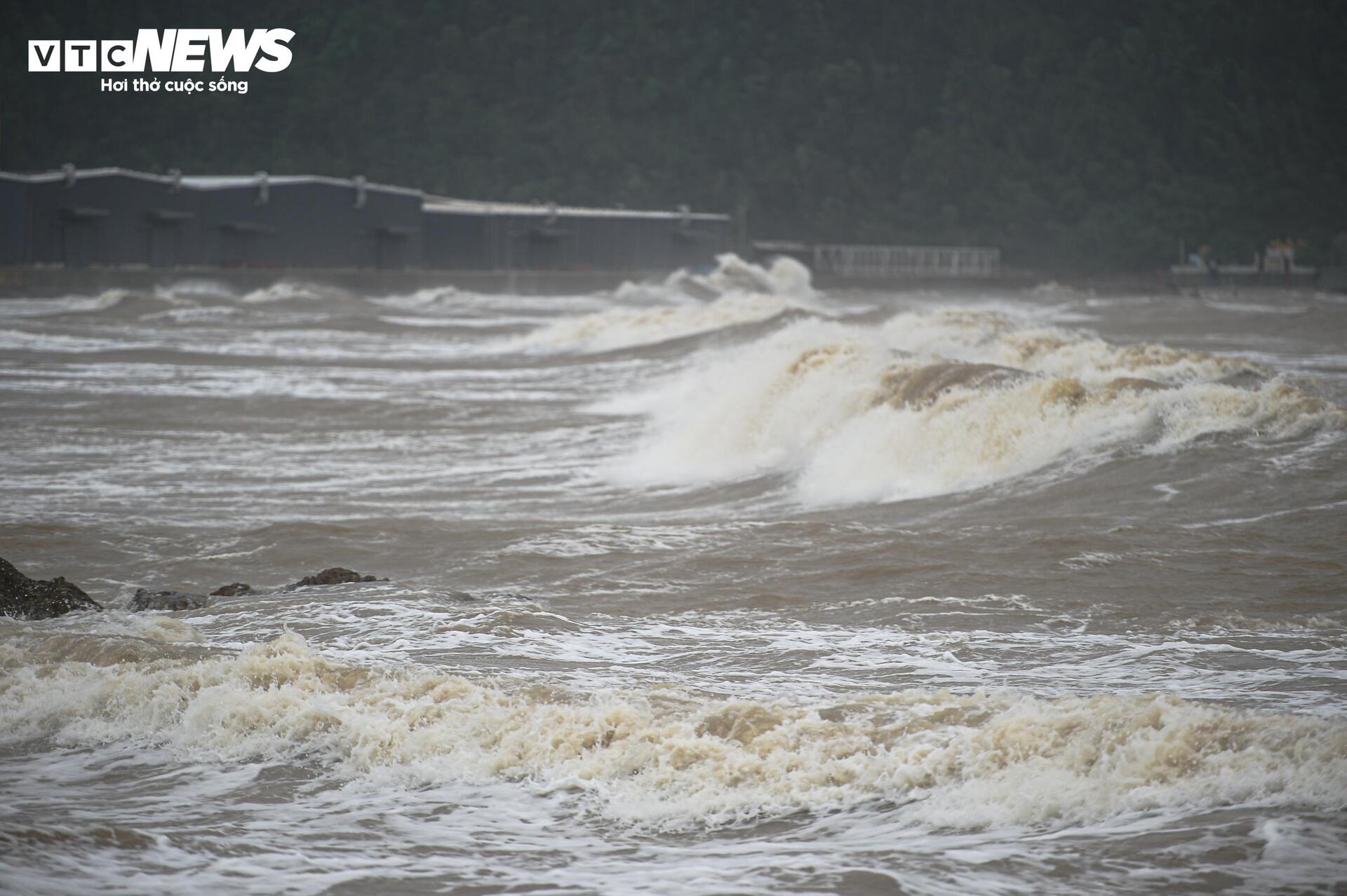 Cận cảnh sóng lớn uy hiếp bờ biển Nghệ An, Hà Tĩnh trước giờ bão Bualoi đổ bộ- Ảnh 2.