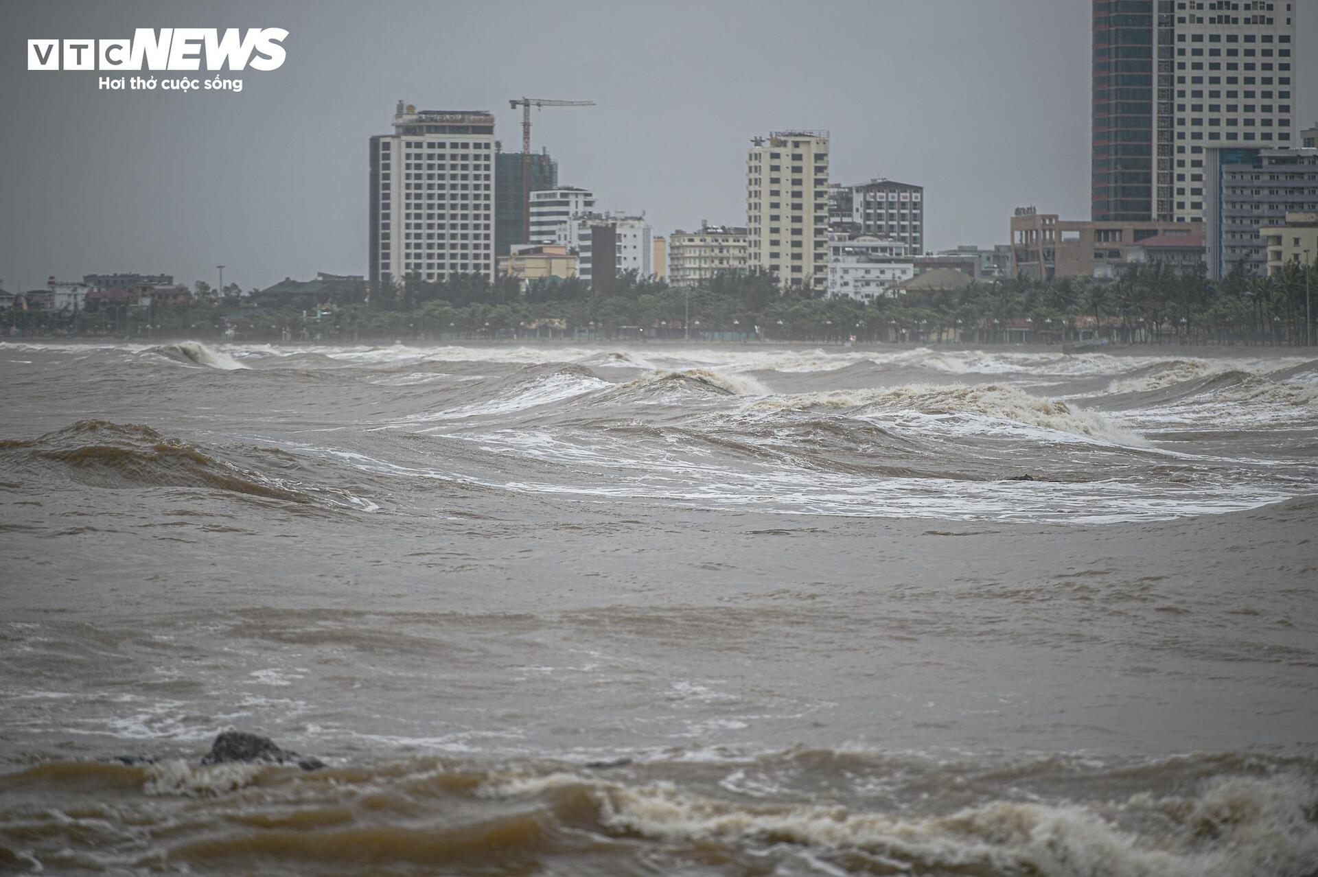 Cận cảnh sóng lớn uy hiếp bờ biển Nghệ An, Hà Tĩnh trước giờ bão Bualoi đổ bộ- Ảnh 1.