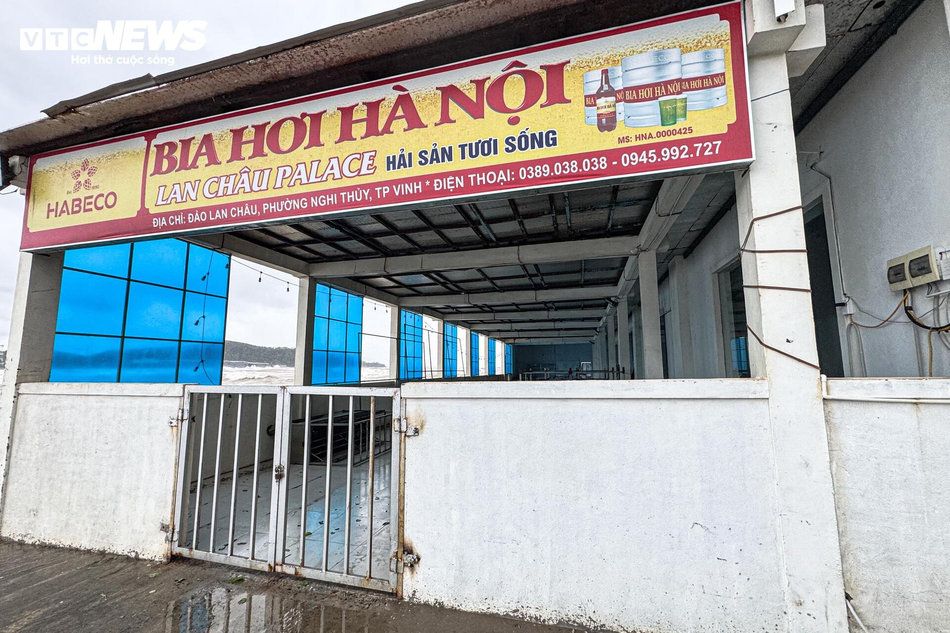 Cận cảnh sóng lớn uy hiếp bờ biển Nghệ An, Hà Tĩnh trước giờ bão Bualoi đổ bộ- Ảnh 9.