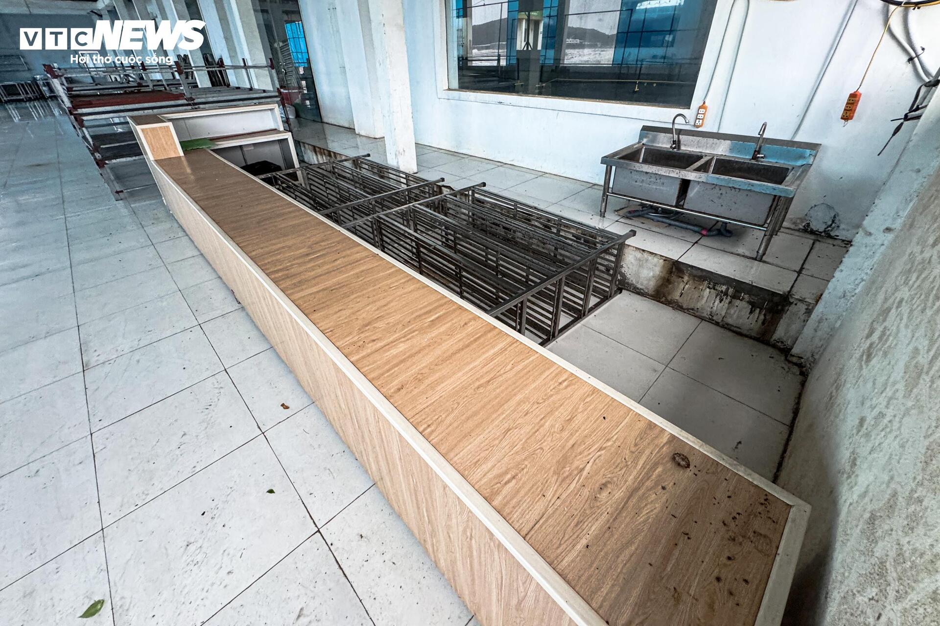 Cận cảnh sóng lớn uy hiếp bờ biển Nghệ An, Hà Tĩnh trước giờ bão Bualoi đổ bộ- Ảnh 10.