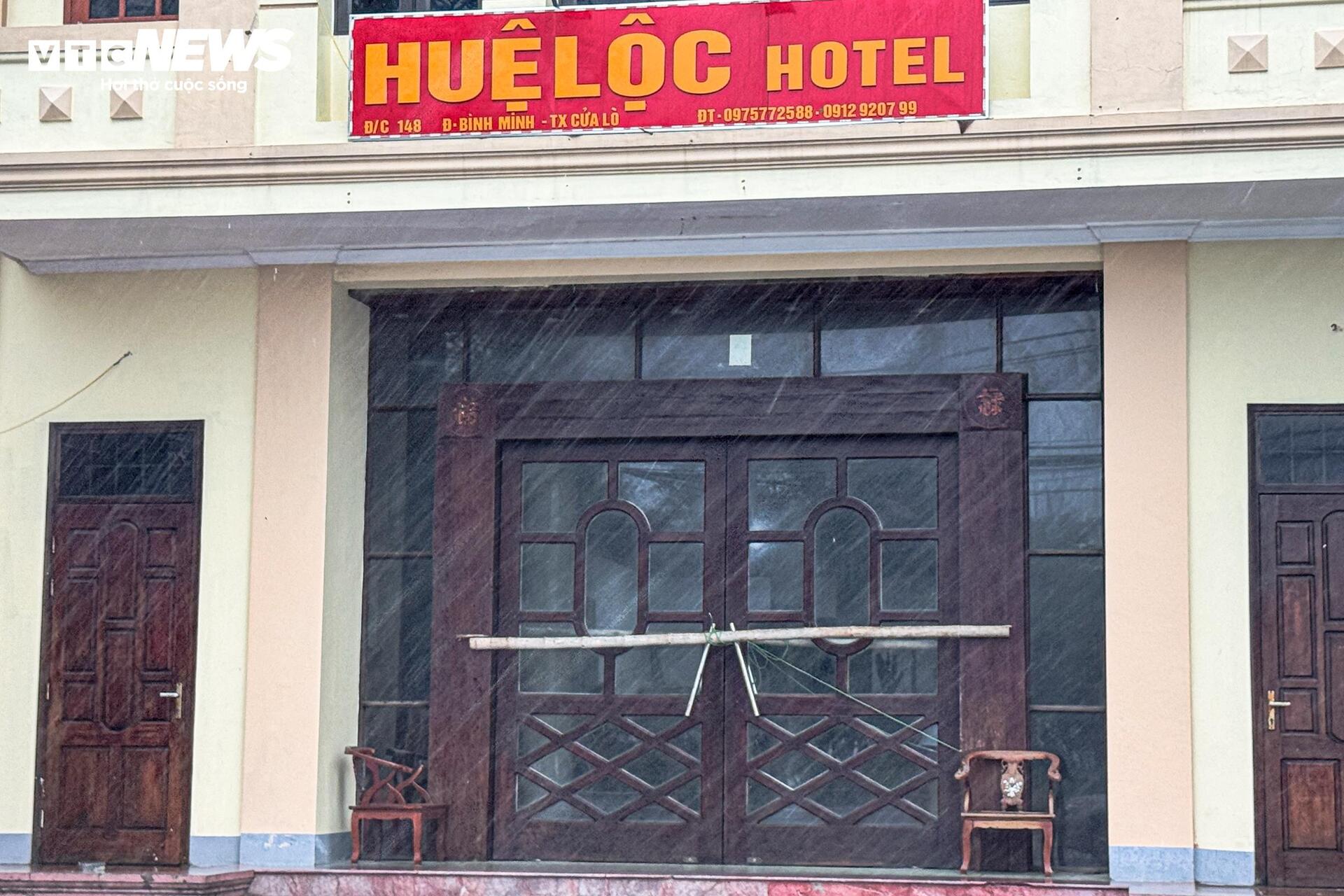 Cận cảnh sóng lớn uy hiếp bờ biển Nghệ An, Hà Tĩnh trước giờ bão Bualoi đổ bộ- Ảnh 7.