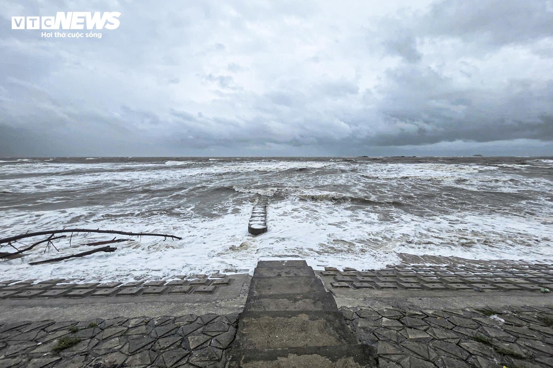 Cận cảnh sóng lớn uy hiếp bờ biển Nghệ An, Hà Tĩnh trước giờ bão Bualoi đổ bộ- Ảnh 13.