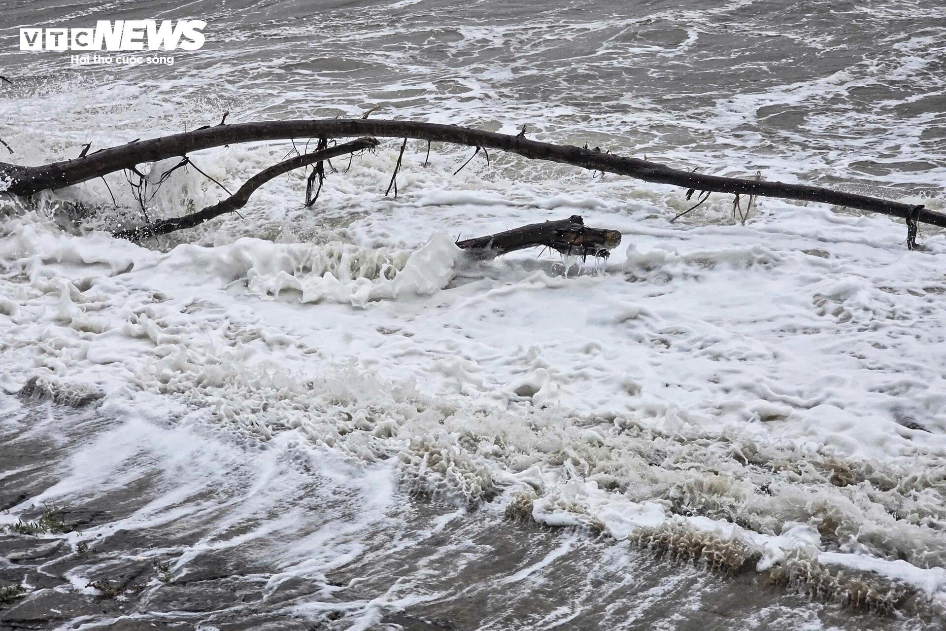 Cận cảnh sóng lớn uy hiếp bờ biển Nghệ An, Hà Tĩnh trước giờ bão Bualoi đổ bộ- Ảnh 14.