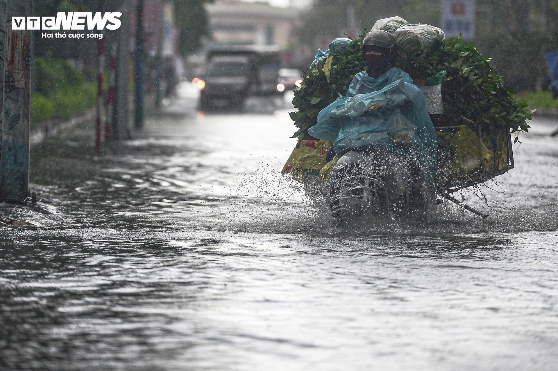Cận cảnh sóng lớn uy hiếp bờ biển Nghệ An, Hà Tĩnh trước giờ bão Bualoi đổ bộ- Ảnh 16.