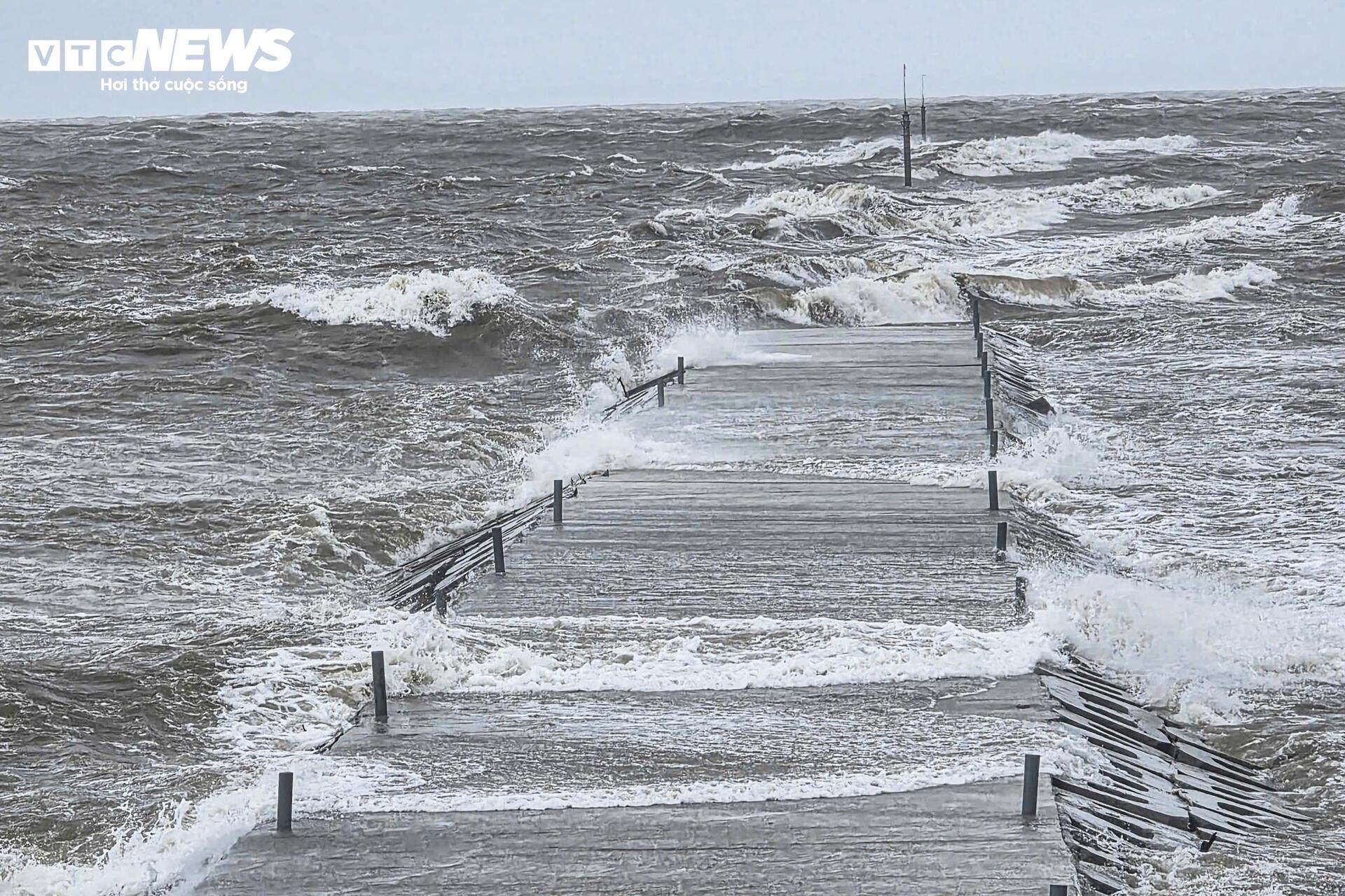 Cận cảnh sóng lớn uy hiếp bờ biển Nghệ An, Hà Tĩnh trước giờ bão Bualoi đổ bộ- Ảnh 15.
