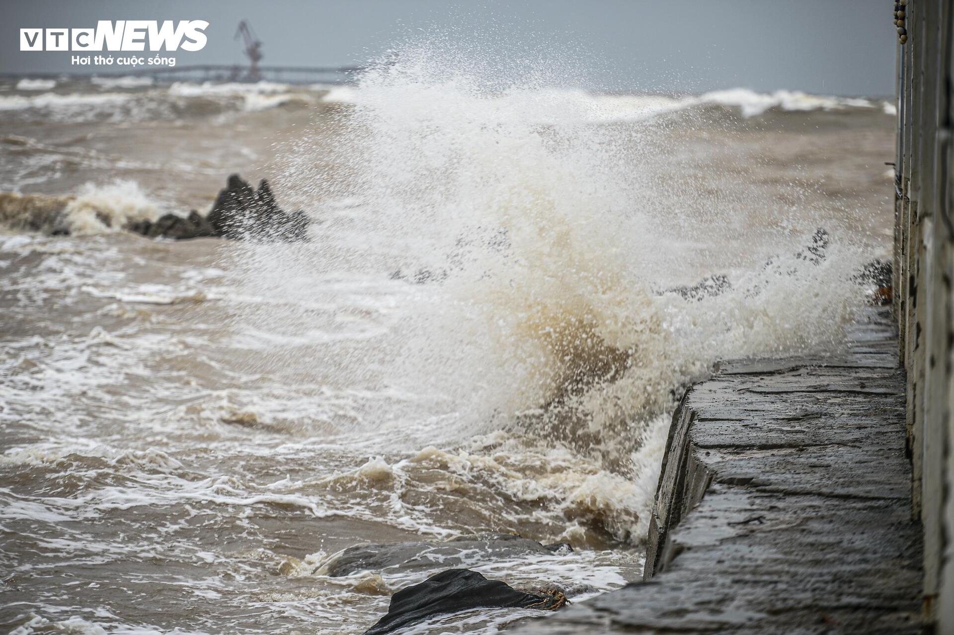 Cận cảnh sóng lớn uy hiếp bờ biển Nghệ An, Hà Tĩnh trước giờ bão Bualoi đổ bộ- Ảnh 5.