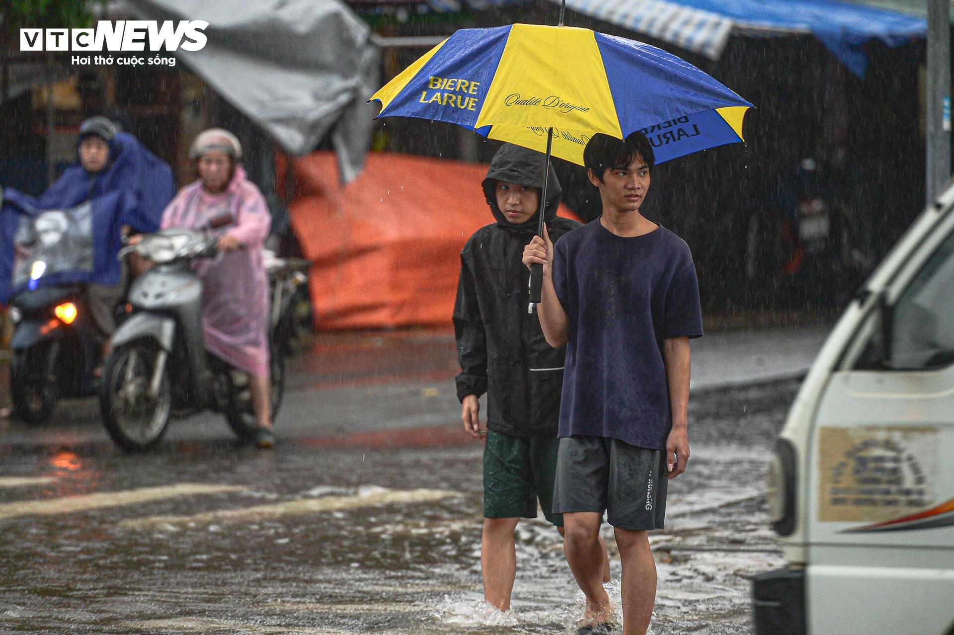 Cận cảnh sóng lớn uy hiếp bờ biển Nghệ An, Hà Tĩnh trước giờ bão Bualoi đổ bộ- Ảnh 17.