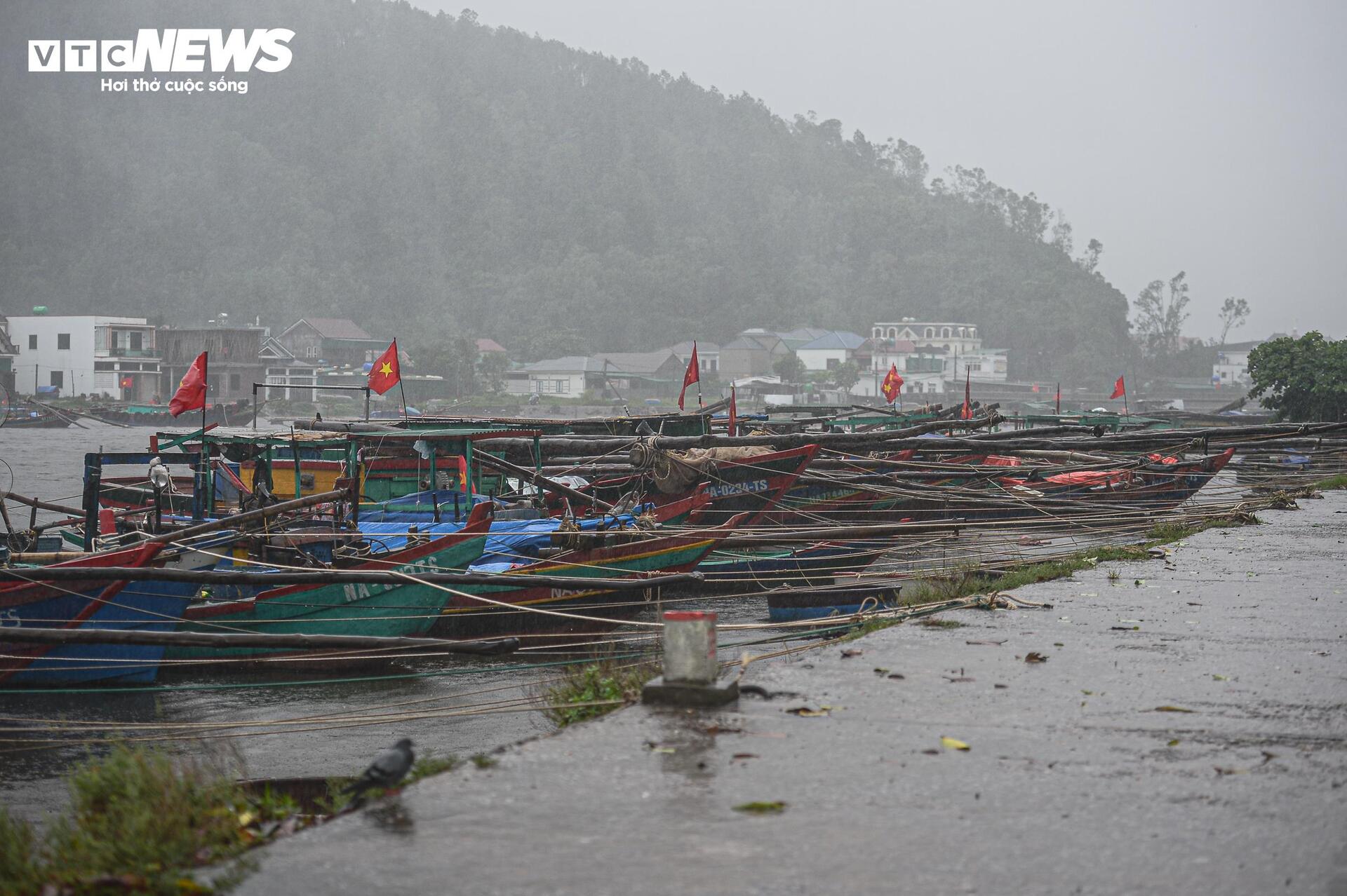 Cận cảnh sóng lớn uy hiếp bờ biển Nghệ An, Hà Tĩnh trước giờ bão Bualoi đổ bộ- Ảnh 11.