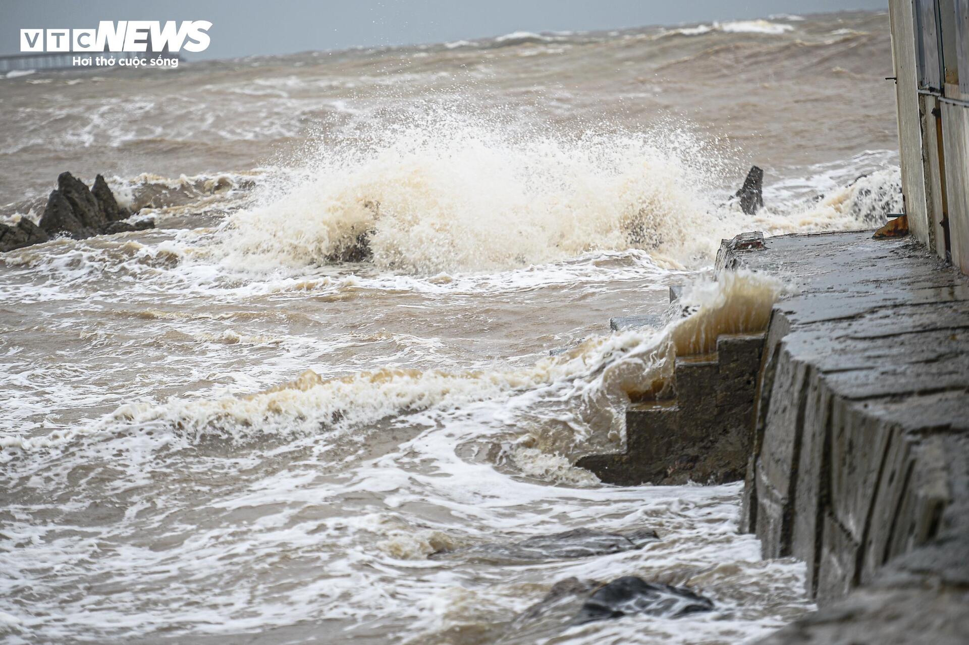 Cận cảnh sóng lớn uy hiếp bờ biển Nghệ An, Hà Tĩnh trước giờ bão Bualoi đổ bộ- Ảnh 3.