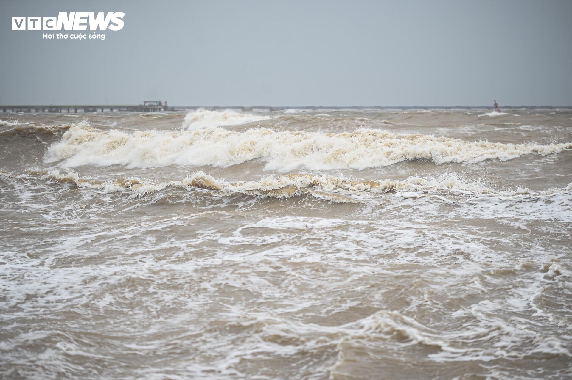 Cận cảnh sóng lớn uy hiếp bờ biển Nghệ An, Hà Tĩnh trước giờ bão Bualoi đổ bộ- Ảnh 4.