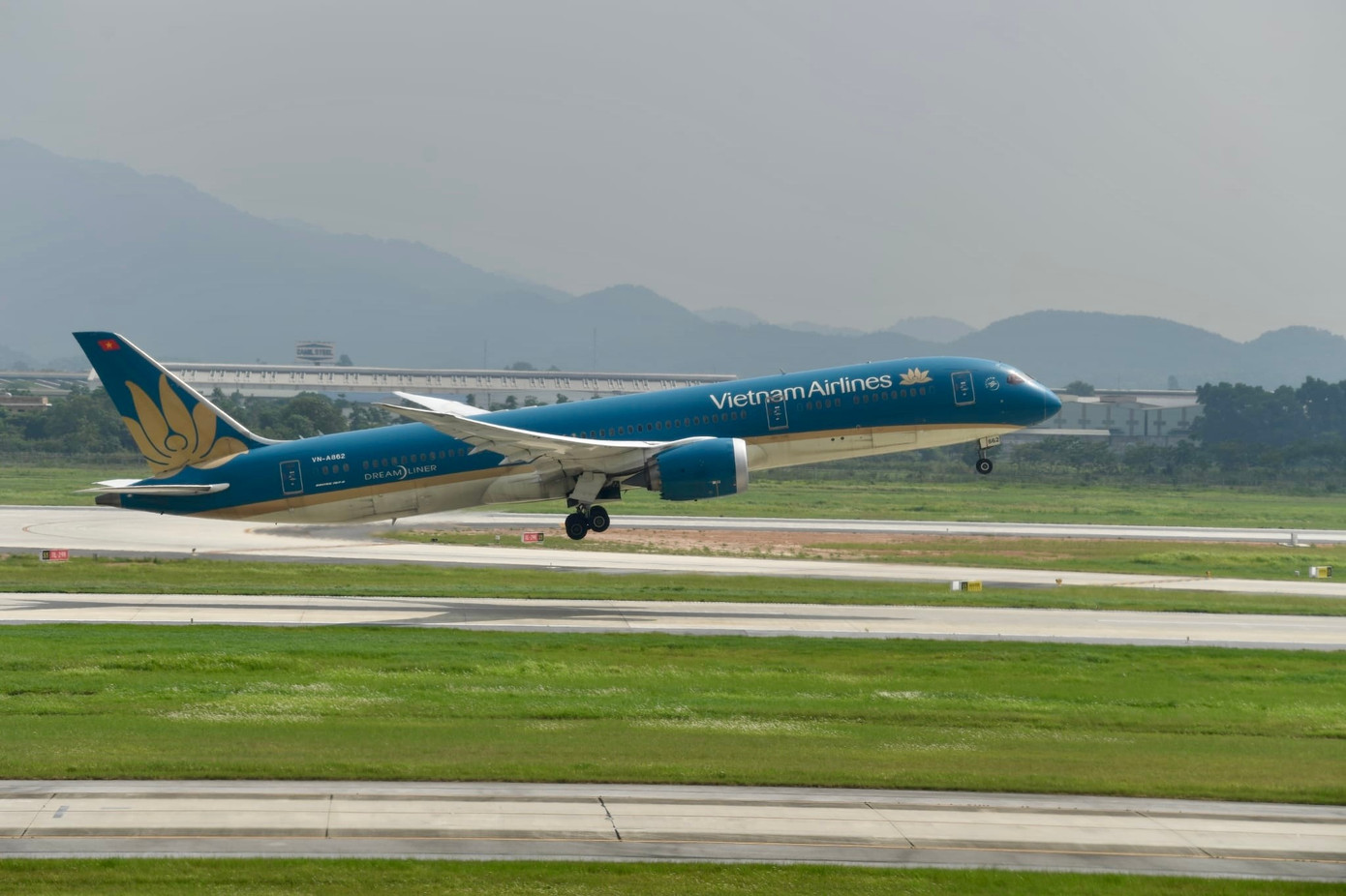 Hoãn, hủy nhiều chuyến bay do bão Bualoi- Ảnh 1.