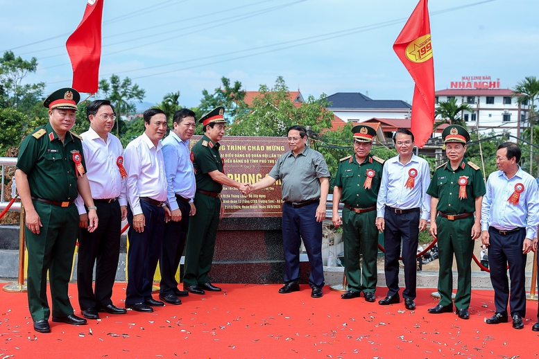 Vượt tiến độ 3 tháng, tiết kiệm gần 200 tỷ đồng, cây cầu thay thế cầu 30 năm tuổi bị sập ảnh hưởng bão Yagi chính thức khánh thành- Ảnh 1.