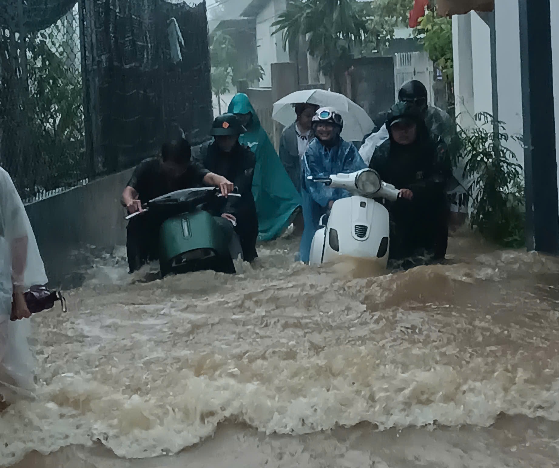 Hình ảnh ngập lụt mênh mông do bão số 10 Bualoi gây ra tại Huế- Ảnh 7.