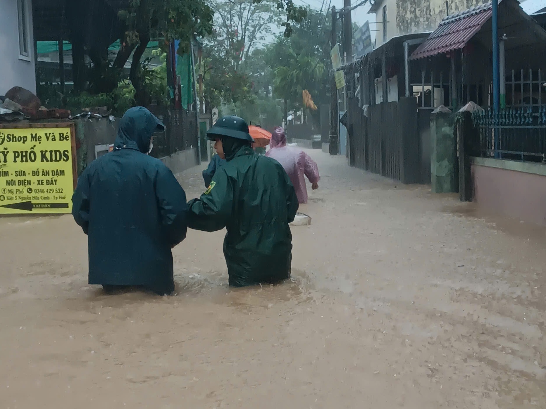 Hình ảnh ngập lụt mênh mông do bão số 10 Bualoi gây ra tại Huế- Ảnh 2.