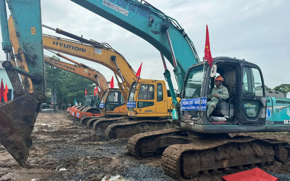 Các thiết bị máy móc tại lễ khởi công dự án xây dựng đường liên cảng giai đoạn 1. Ảnh: AX.