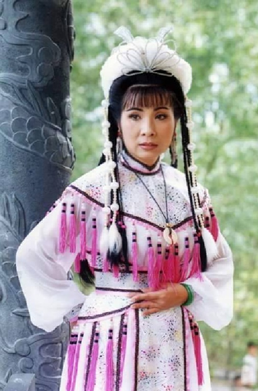 Nữ nghệ sĩ không nhà, đi lang thang, phải ngủ nhờ chủ tiệm vàng, giờ ở dinh thự nghìn m2 hàng chục tỷ- Ảnh 3. Nữ nghệ sĩ không nhà, đi lang thang, phải ngủ nhờ chủ tiệm vàng, giờ ở dinh thự nghìn m2 hàng chục tỷ- Ảnh 3.