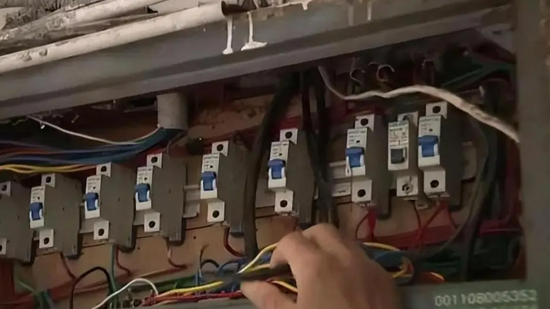 Công ty nhận hóa đơn tiền điện hơn 148 triệu đồng/tháng, giám đốc gọi thợ đến kiểm tra công tơ thì được thông báo: “Có dấu hiệu bị can thiệp”- Ảnh 1. Công ty nhận hóa đơn tiền điện hơn 148 triệu đồng/tháng, giám đốc gọi thợ đến kiểm tra công tơ thì được thông báo: “Có dấu hiệu bị can thiệp”- Ảnh 1.