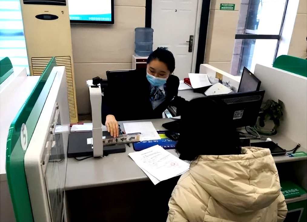 Người phụ nữ rút 3,3 tỷ đồng từ tài khoản của chính mình nhưng nhân viên ngân hàng lại báo công an: “Chị đã phạm pháp”- Ảnh 1. Người phụ nữ rút 3,3 tỷ đồng từ tài khoản của chính mình nhưng nhân viên ngân hàng lại báo công an: “Chị đã phạm pháp”- Ảnh 1.