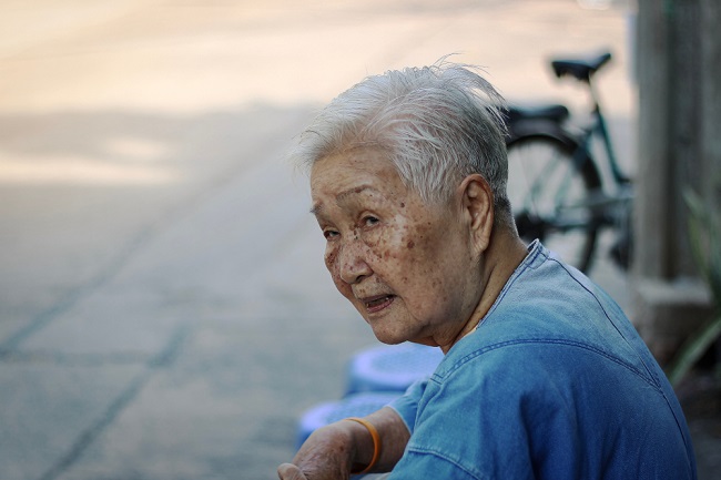 Cụ bà 85 tuổi lần lượt đến nhà 2 con trai để nghỉ hưu, sống sung túc, không cần chăm cháu vẫn ngậm ngùi: “Tôi đã chọn sai”- Ảnh 1.