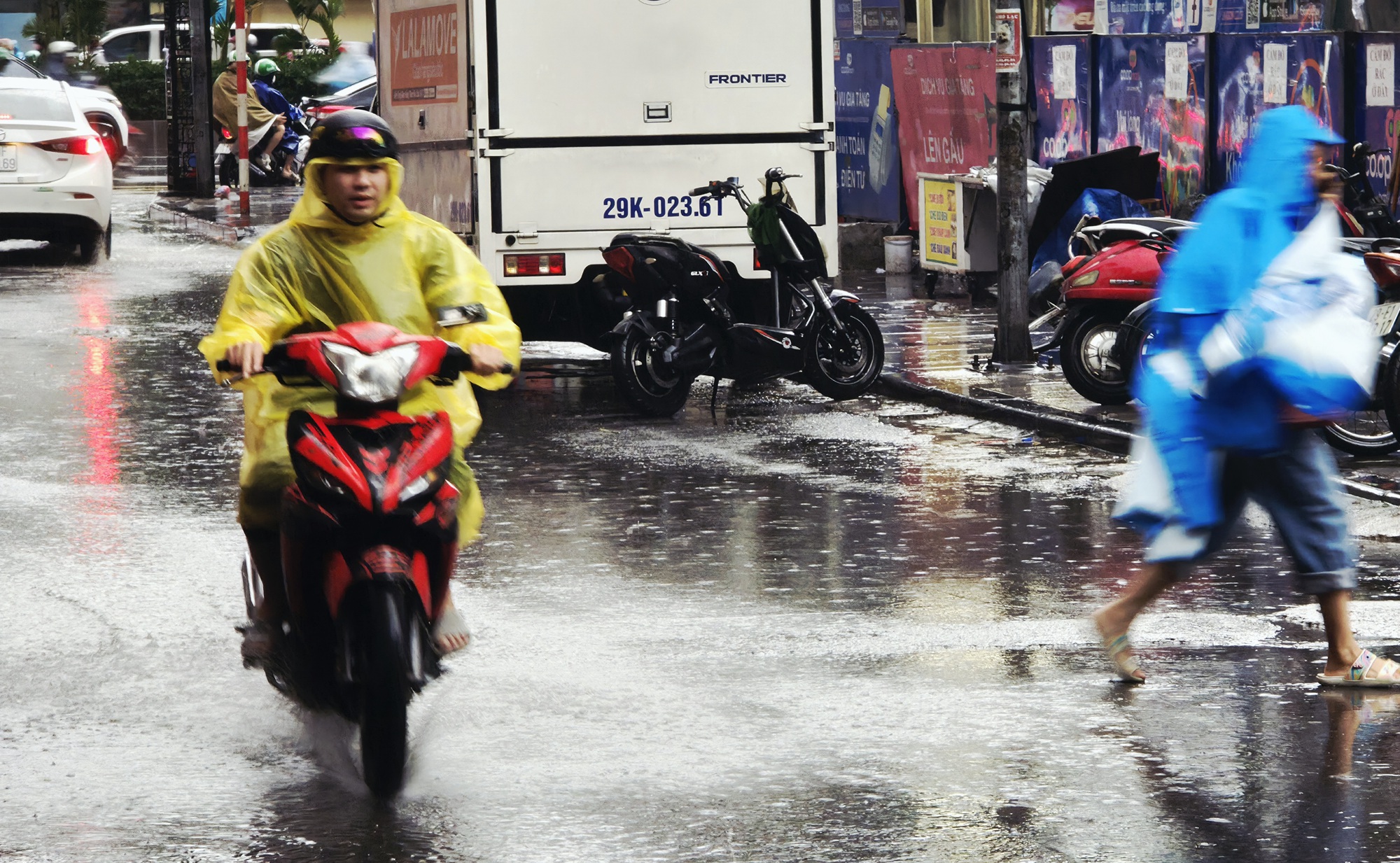 Hà Nội mưa lớn sáng đầu tuần do ảnh hưởng bão số 10, đường phố tắc cứng, người dân chật vật di chuyển- Ảnh 3. Hà Nội mưa lớn sáng đầu tuần do ảnh hưởng bão số 10, đường phố tắc cứng, người dân chật vật di chuyển- Ảnh 3.