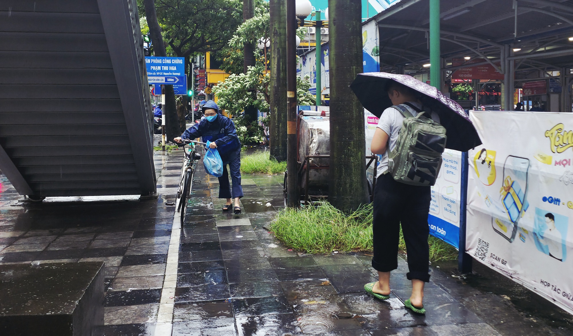 Hà Nội mưa lớn sáng đầu tuần do ảnh hưởng bão số 10, đường phố tắc cứng, người dân chật vật di chuyển- Ảnh 2. Hà Nội mưa lớn sáng đầu tuần do ảnh hưởng bão số 10, đường phố tắc cứng, người dân chật vật di chuyển- Ảnh 2.