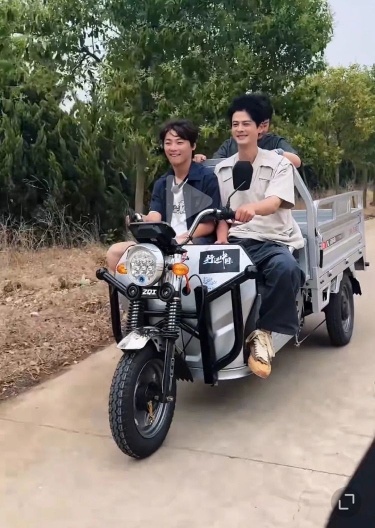 Mỹ nam U50 trẻ như 20, hủy hôn với nàng thơ kém 19 tuổi về quê nuôi cua- Ảnh 16. Mỹ nam U50 trẻ như 20, hủy hôn với nàng thơ kém 19 tuổi về quê nuôi cua- Ảnh 16.