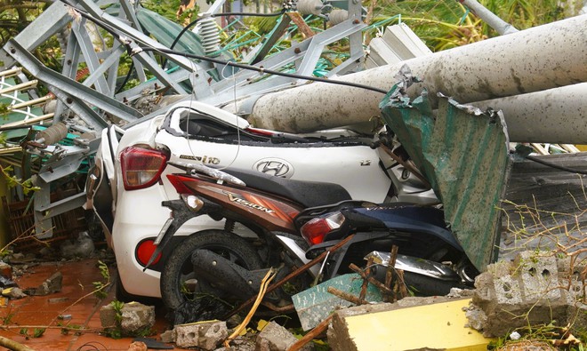 Ô tô bị thổi bay, sập mố cầu ở Thanh Hóa trong bão số 10- Ảnh 5.