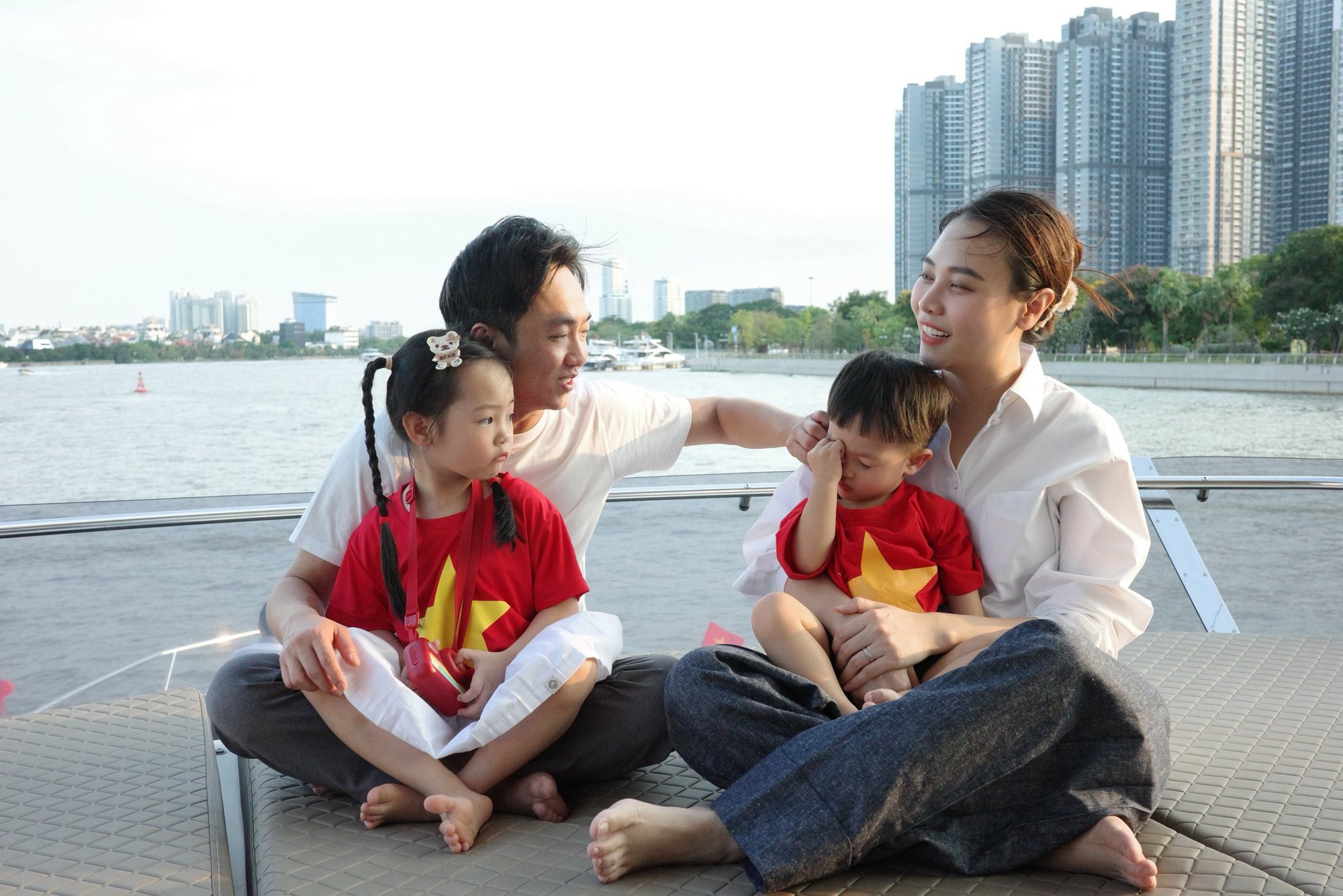 Mê cái cách cậu út Sutin quan tâm chị Suchin bị ốm, bố Cường Đô La - mẹ Đàm Thu Trang dạy con khéo ghê!- Ảnh 7.