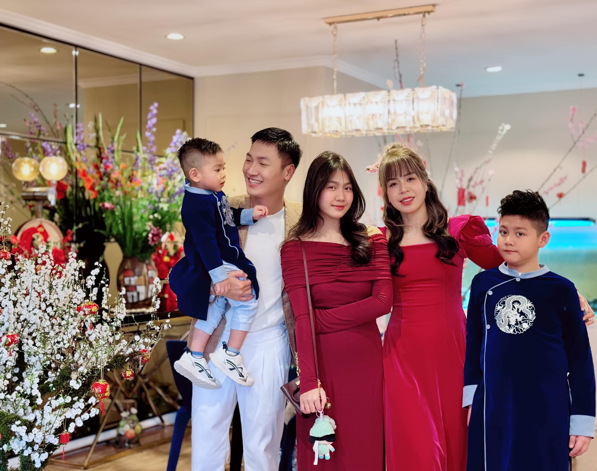 Ngoại hình của nam nghệ sĩ hào hoa, yêu vợ bậc nhất showbiz, có nhà từ Hà Nội đến Hưng Yên, Phú Thọ- Ảnh 6.