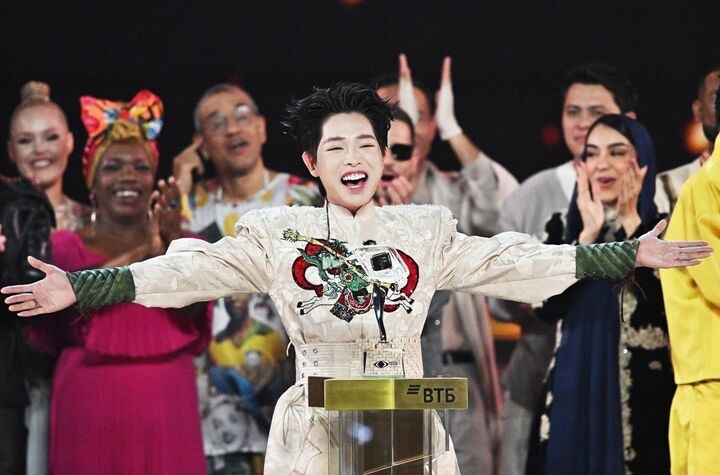 Khối tài sản của Đức Phúc ra sao mà được khen "giàu nhất gia đình Hoa dâm bụt"?- Ảnh 1.