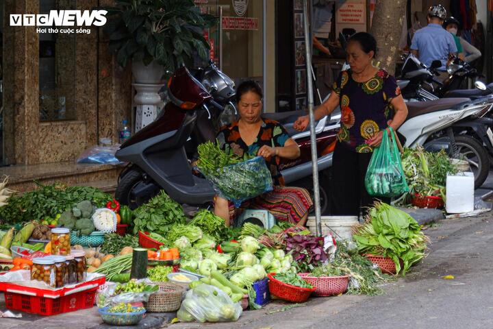 Rau xanh rẻ bất ngờ, siêu thị hàng hóa dồi dào chống bão Bualoi- Ảnh 1.