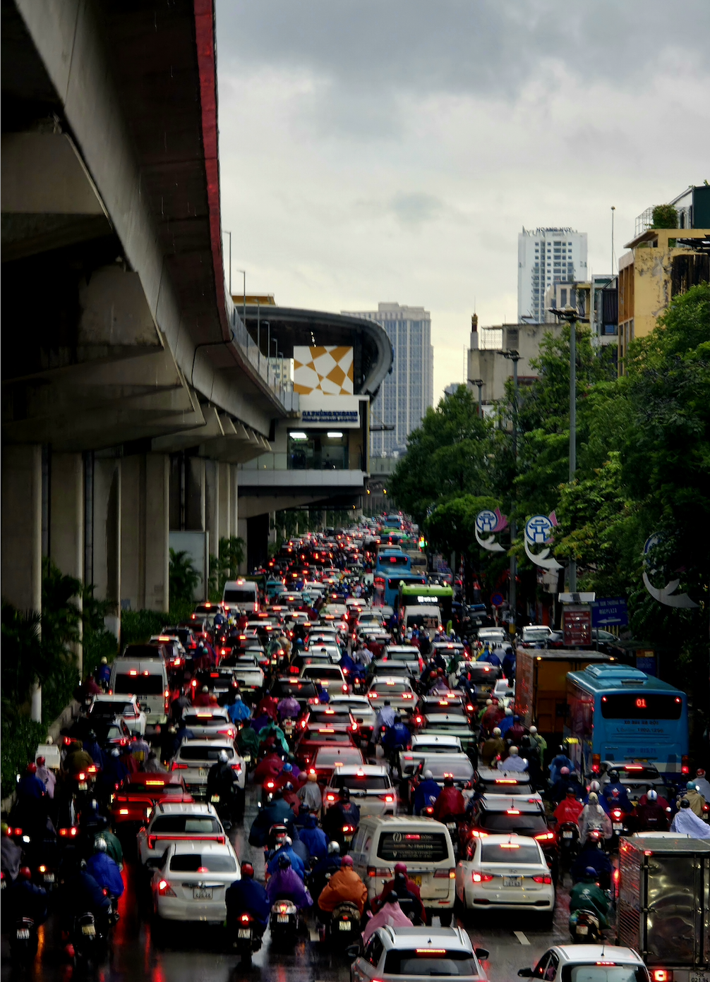 Hà Nội mưa lớn sáng đầu tuần do ảnh hưởng bão số 10, đường phố tắc cứng, người dân chật vật di chuyển- Ảnh 4. Hà Nội mưa lớn sáng đầu tuần do ảnh hưởng bão số 10, đường phố tắc cứng, người dân chật vật di chuyển- Ảnh 4.