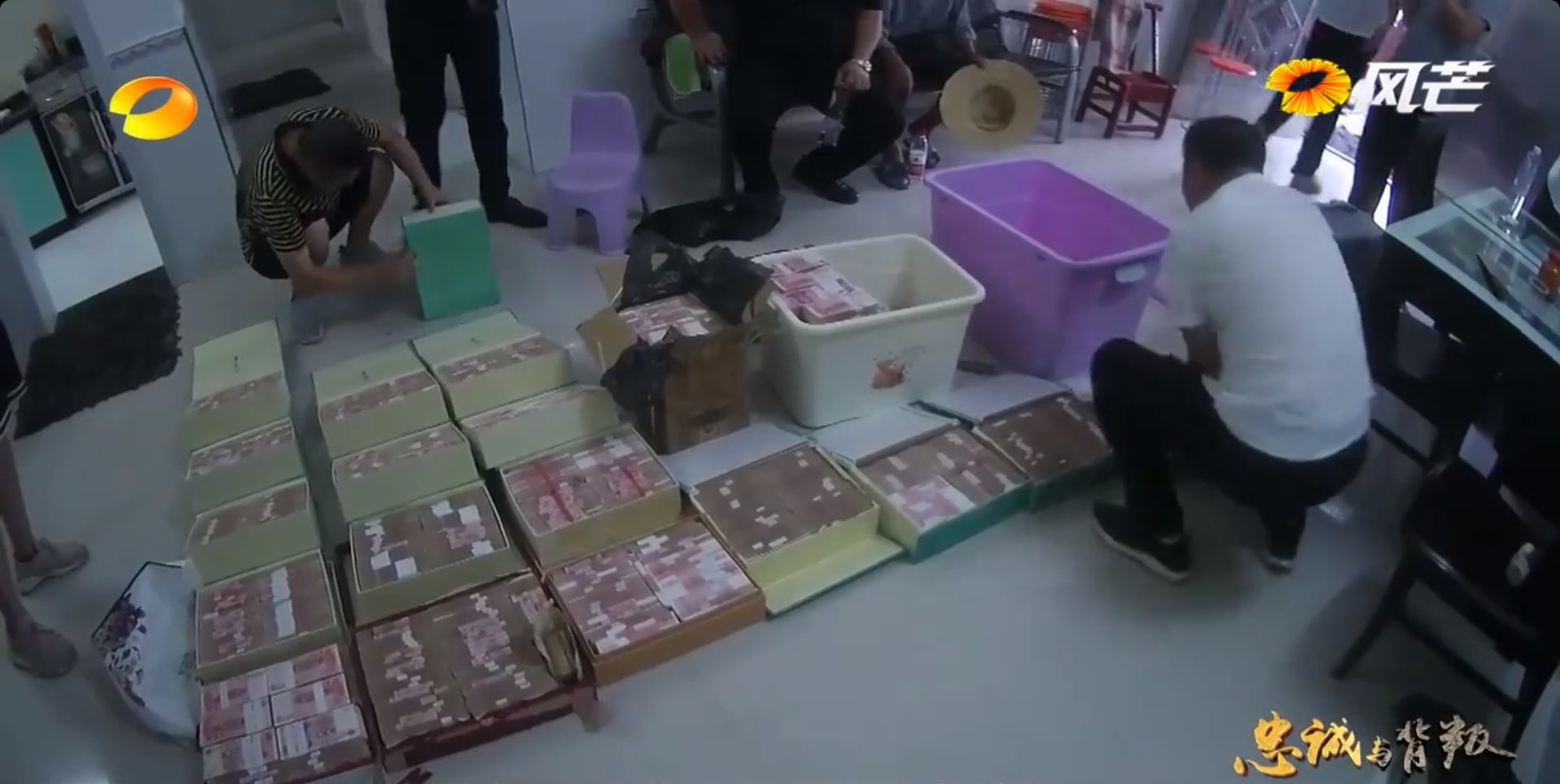 Chấn động Trung Quốc: 5 máy đếm tiền ‘sập nguồn’ vì bức tường tiền trong nhà quan tham- Ảnh 4.