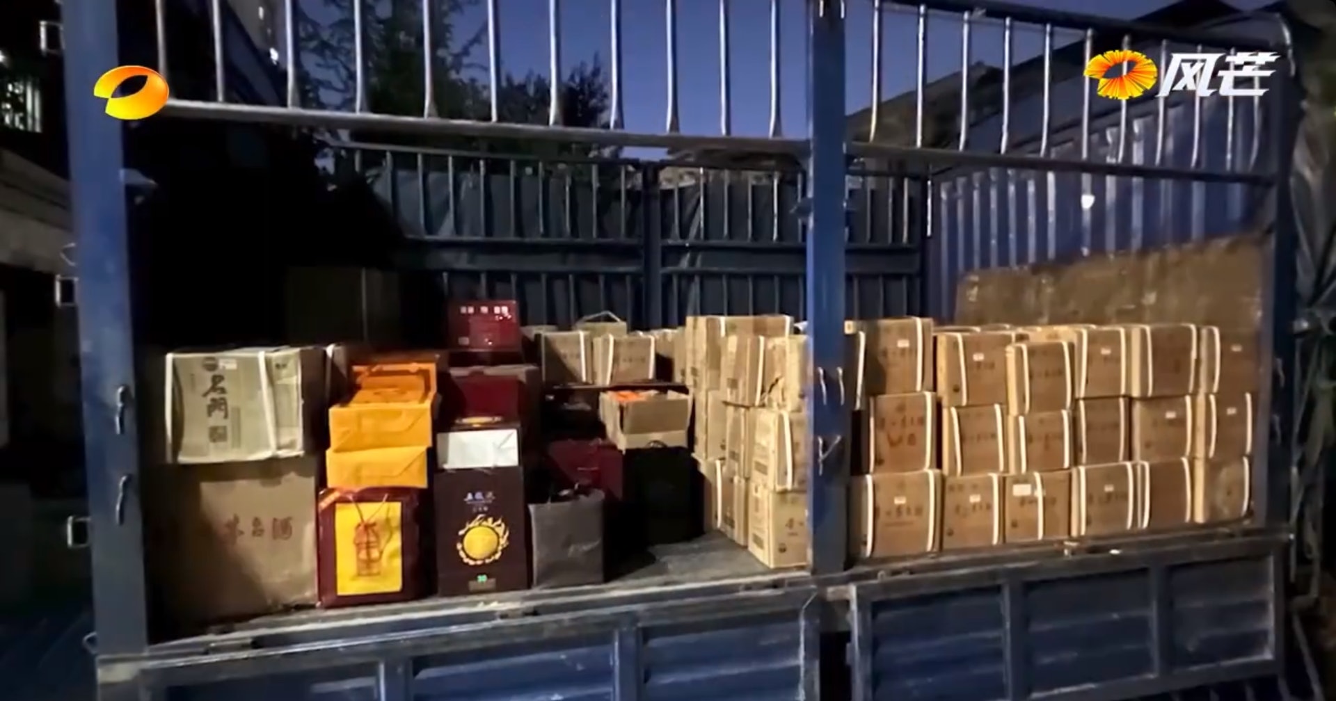 Chấn động Trung Quốc: 5 máy đếm tiền ‘sập nguồn’ vì bức tường tiền trong nhà quan tham- Ảnh 2.