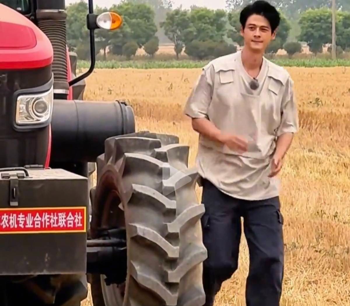 Mỹ nam U50 trẻ như 20, hủy hôn với nàng thơ kém 19 tuổi về quê nuôi cua- Ảnh 15. Mỹ nam U50 trẻ như 20, hủy hôn với nàng thơ kém 19 tuổi về quê nuôi cua- Ảnh 15.