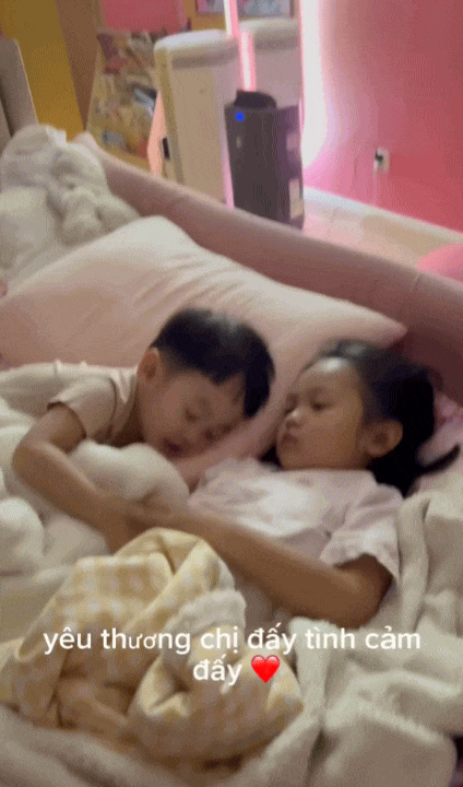 Mê cái cách cậu út Sutin quan tâm chị Suchin bị ốm, bố Cường Đô La - mẹ Đàm Thu Trang dạy con khéo ghê!- Ảnh 4.