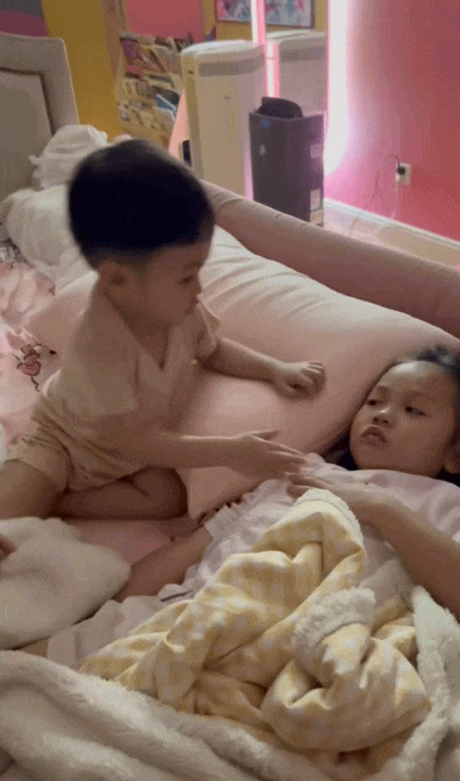 Mê cái cách cậu út Sutin quan tâm chị Suchin bị ốm, bố Cường Đô La - mẹ Đàm Thu Trang dạy con khéo ghê!- Ảnh 2.